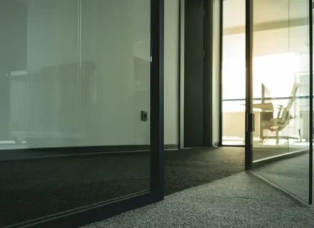 Acoustic sealing systems in movable walls