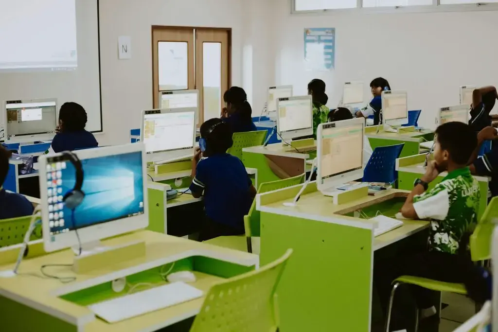 Adapting to Flexibility and Acoustic Needs in Schools and Offices Without Operable Wall Systems